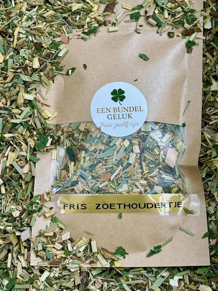 Fris Zoethoudertje kruidenthee met zoethout, venkel en citroenmelisse - huisgemaakte natuurlijke thee van Een Bundel Geluk Enkhuizen