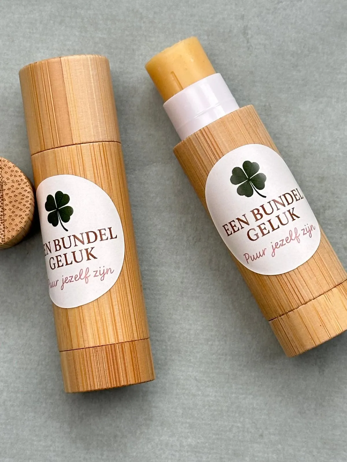 Natuurlijke lippenbalsem in duurzame bamboe koker met tallow en rozenbottel - huisgemaakt door Een Bundel Geluk Enkhuizen