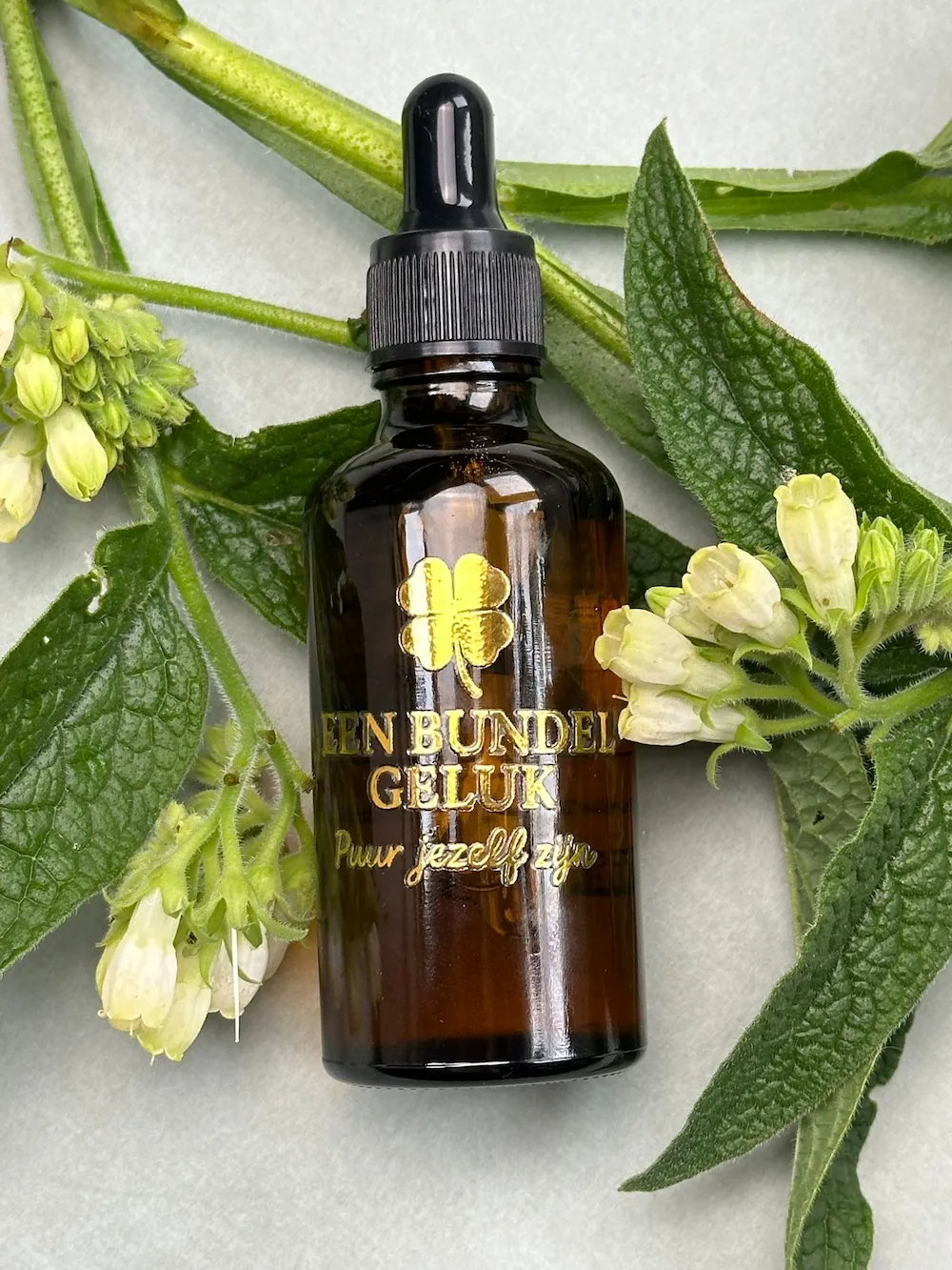 Flesje smeerwortelolie (Symphytum officinale) - traditioneel bereide kruidenolie van Een Bundel Geluk Enkhuizen