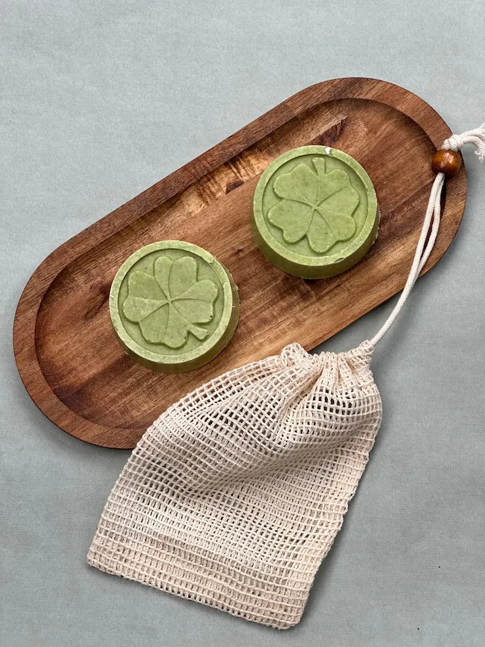 Natuurlijke tallow shampoo bar met pepermunt en rozemarijn voor krullend haar - handgemaakt door Een Bundel Geluk Enkhuizen