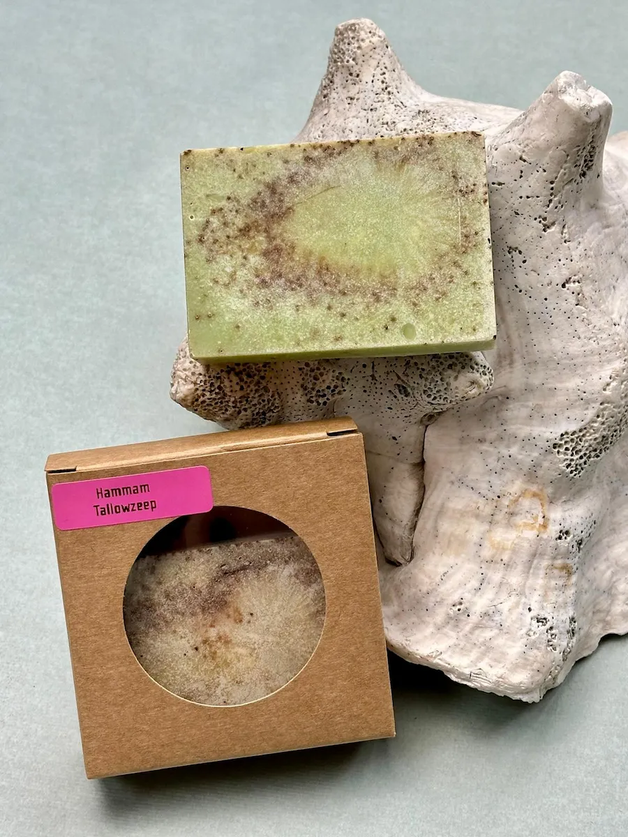 Handgemaakte tallowzeep Hammam met gemalen koffie - exfoliërende natuurlijke zeep van Een Bundel Geluk Enkhuizen